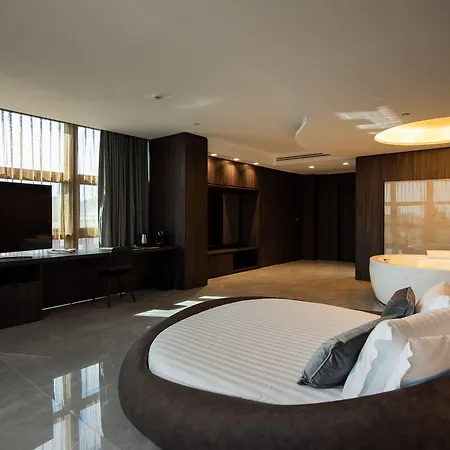 Gold Tower Lifestyle Naples