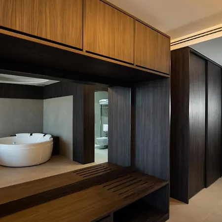 Gold Tower Lifestyle 4* נאפולי